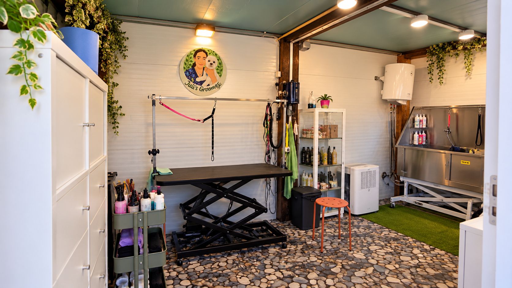 Interior do estúdio da JULI'S GROOMER, com mesa de grooming, banheira e equipamentos de cuidados